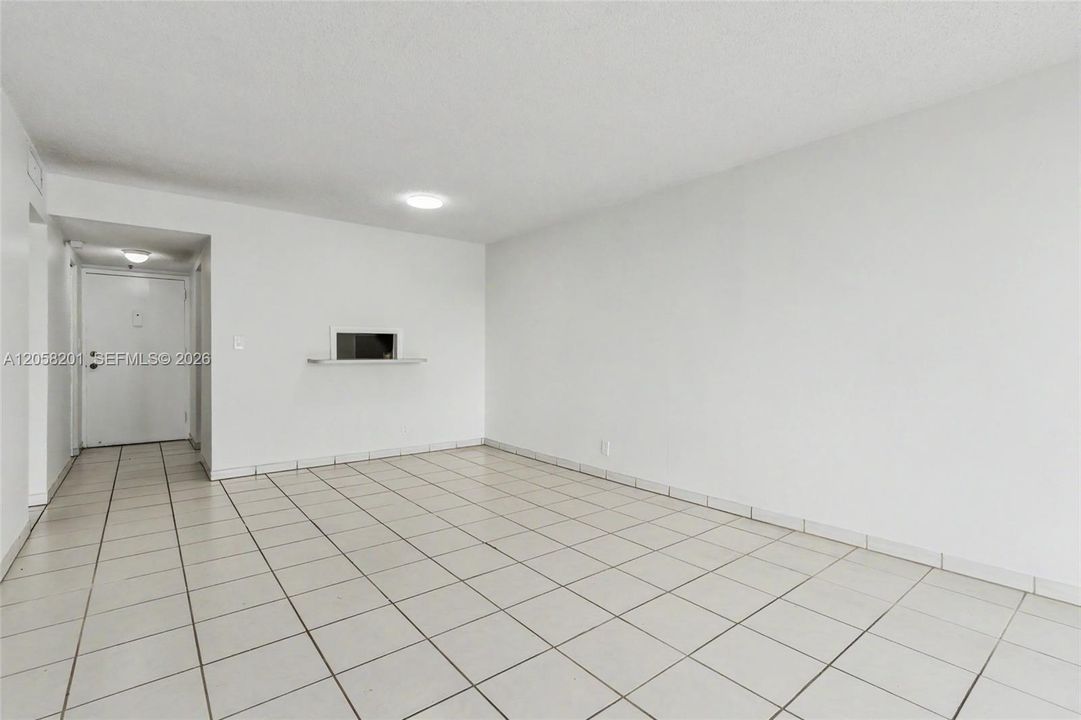 For Sale: $199,000 (1 beds, 1 baths, 712 Square Feet)