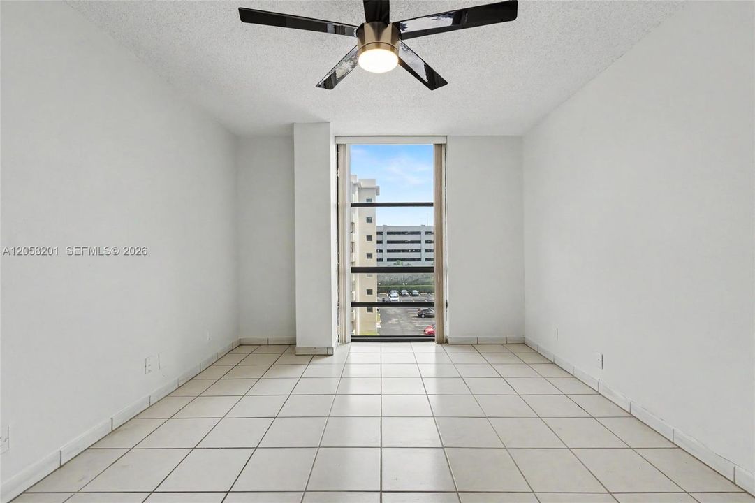 For Sale: $199,000 (1 beds, 1 baths, 712 Square Feet)