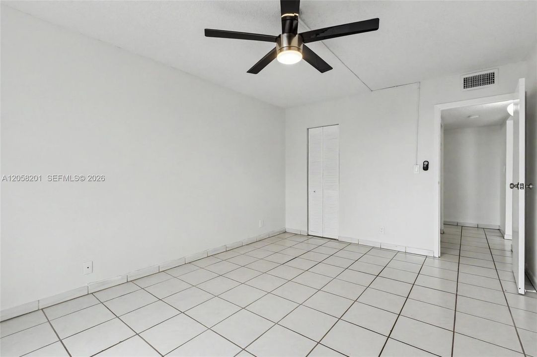 For Sale: $199,000 (1 beds, 1 baths, 712 Square Feet)