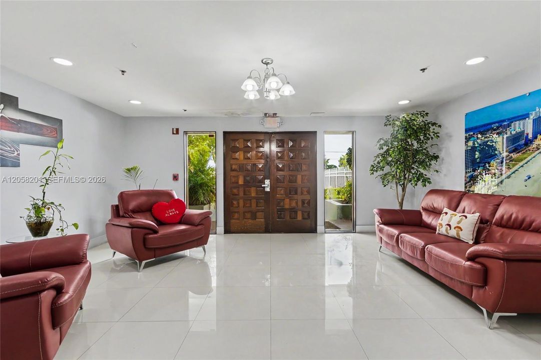For Sale: $199,000 (1 beds, 1 baths, 712 Square Feet)
