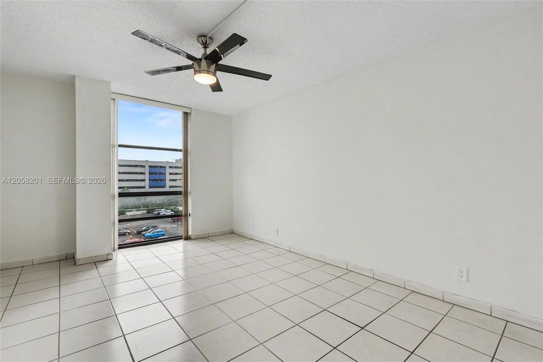For Sale: $199,000 (1 beds, 1 baths, 712 Square Feet)