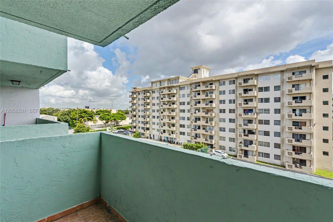 For Sale: $199,000 (1 beds, 1 baths, 712 Square Feet)