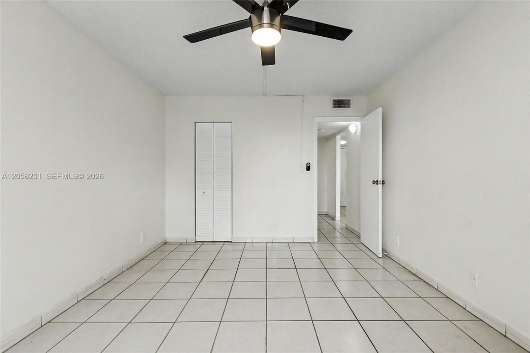 For Sale: $199,000 (1 beds, 1 baths, 712 Square Feet)