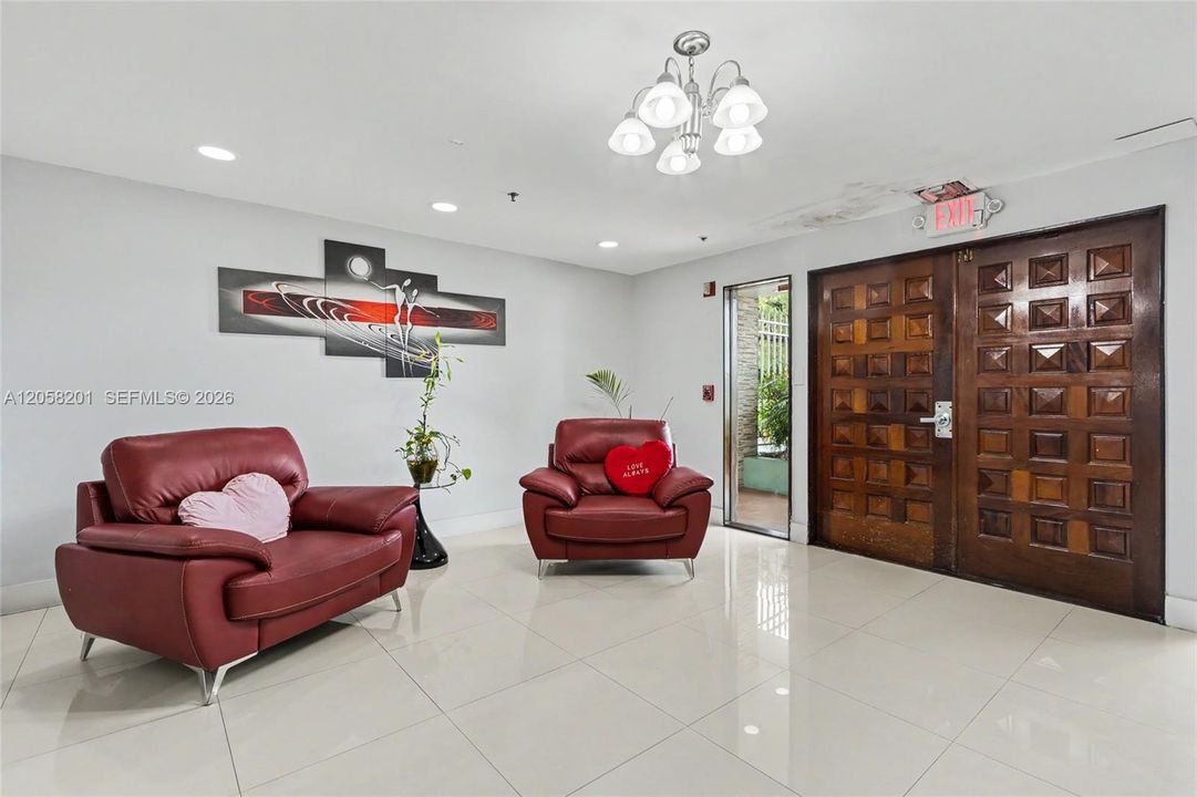 For Sale: $199,000 (1 beds, 1 baths, 712 Square Feet)