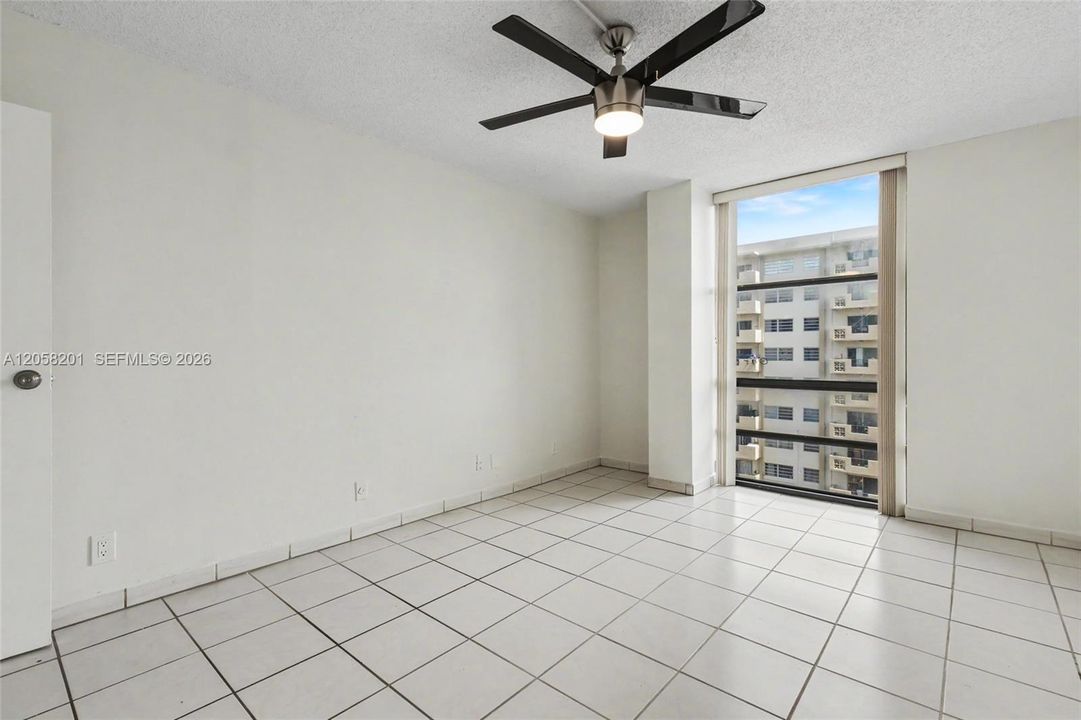 For Sale: $199,000 (1 beds, 1 baths, 712 Square Feet)