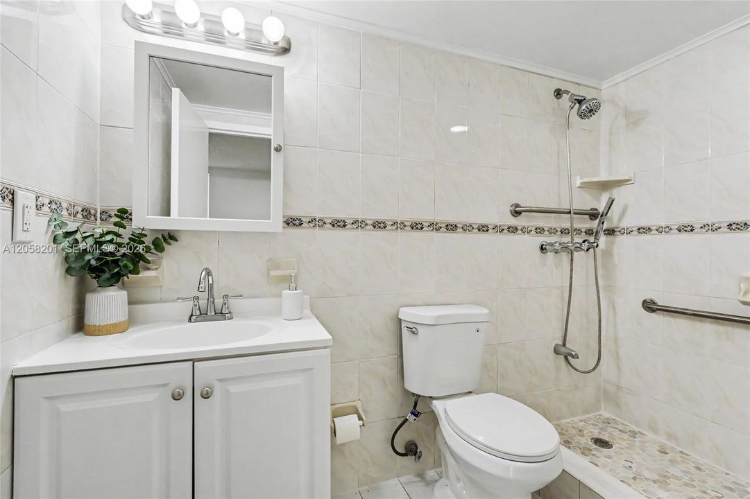 For Sale: $199,000 (1 beds, 1 baths, 712 Square Feet)