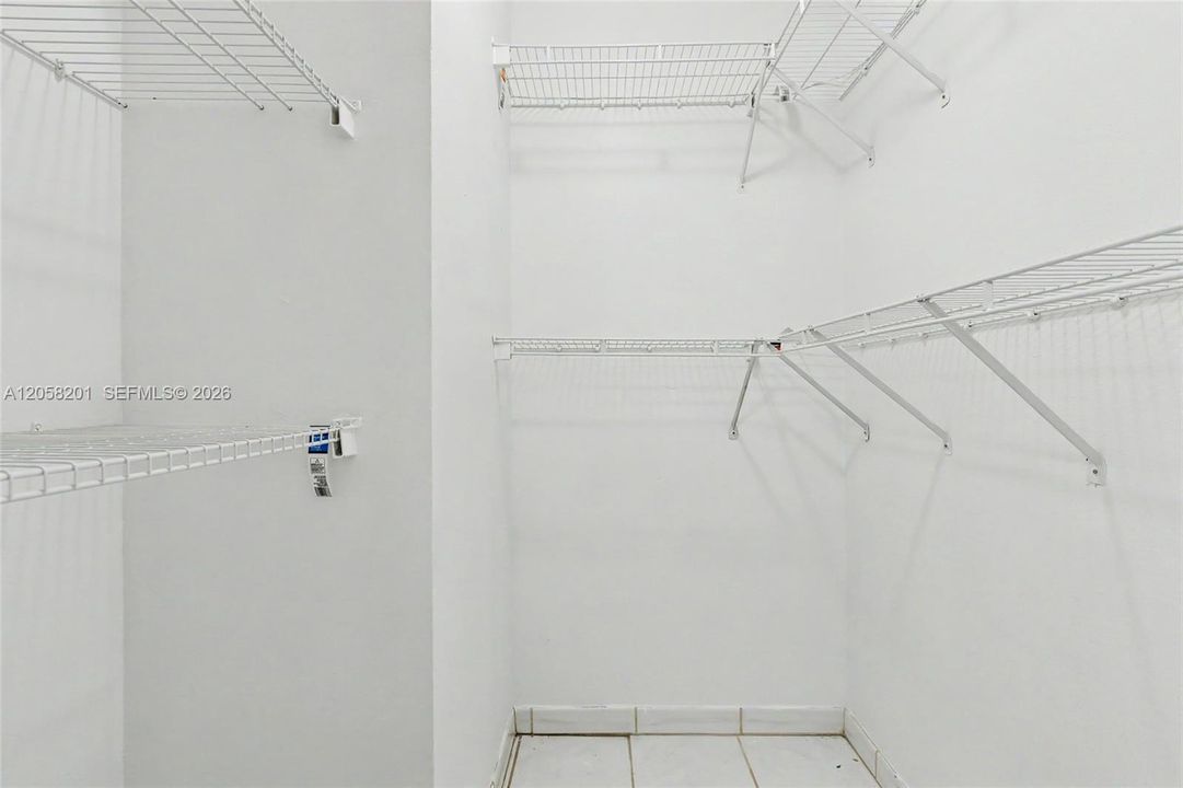 For Sale: $199,000 (1 beds, 1 baths, 712 Square Feet)