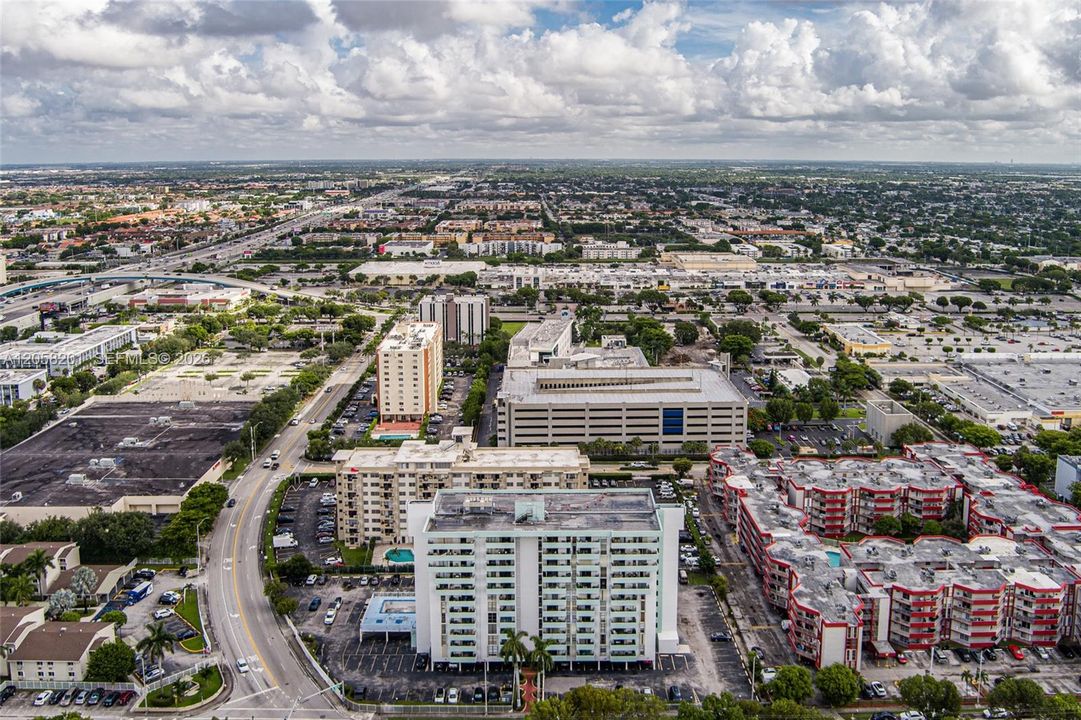 For Sale: $199,000 (1 beds, 1 baths, 712 Square Feet)
