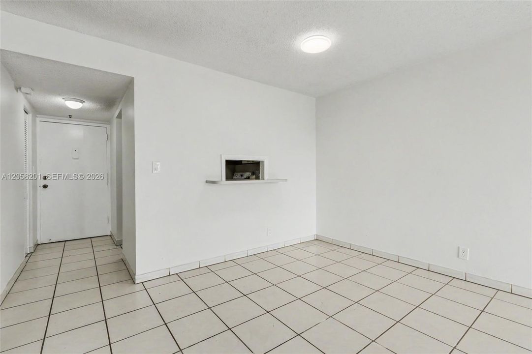For Sale: $199,000 (1 beds, 1 baths, 712 Square Feet)