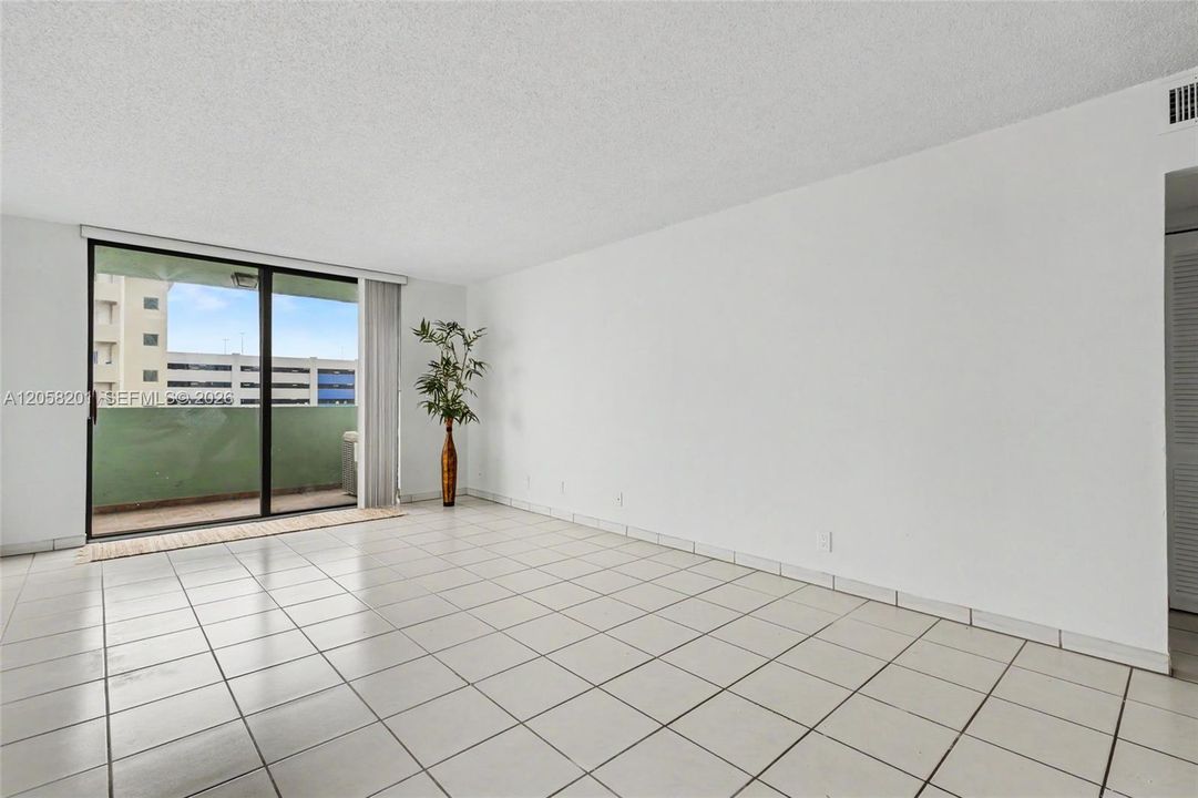 For Sale: $199,000 (1 beds, 1 baths, 712 Square Feet)