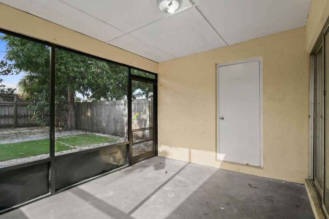8401SESunsetSt(23)