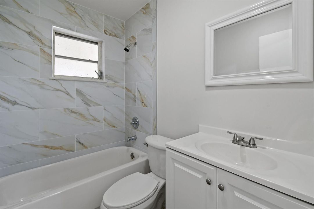 8401SESunsetSt(15)