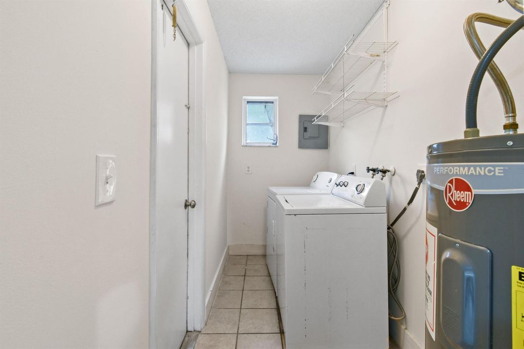 8401SESunsetSt(19)