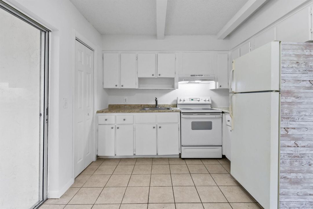 8401SESunsetSt(8)