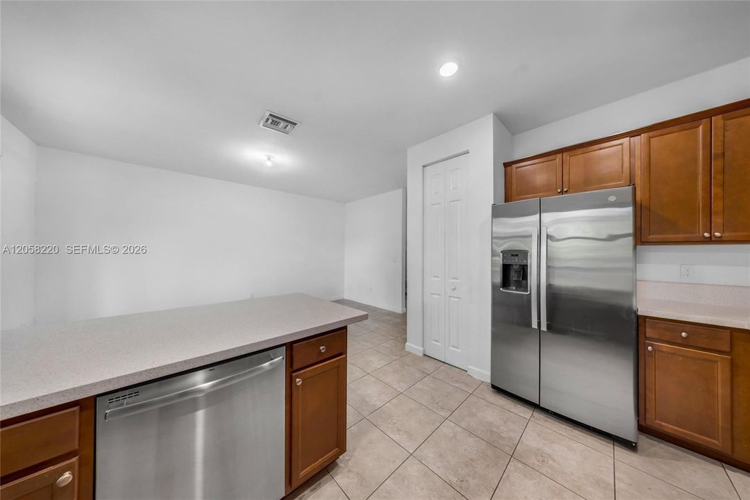 В аренду: $3,600 (3 спален, 2 ванн, 1466 Квадратных фут)