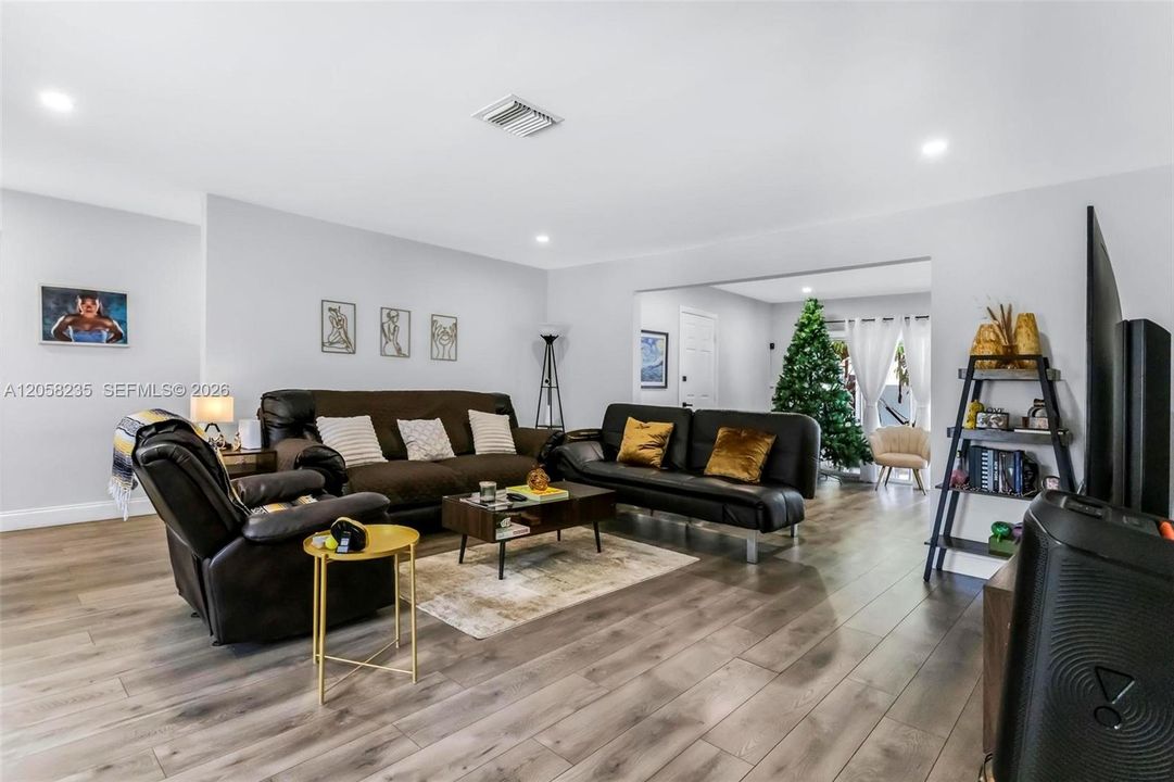 For Rent: $3,999 (4 beds, 2 baths, 1820 Square Feet)