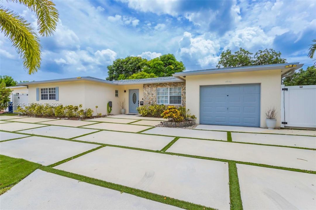 For Rent: $3,999 (4 beds, 2 baths, 1820 Square Feet)