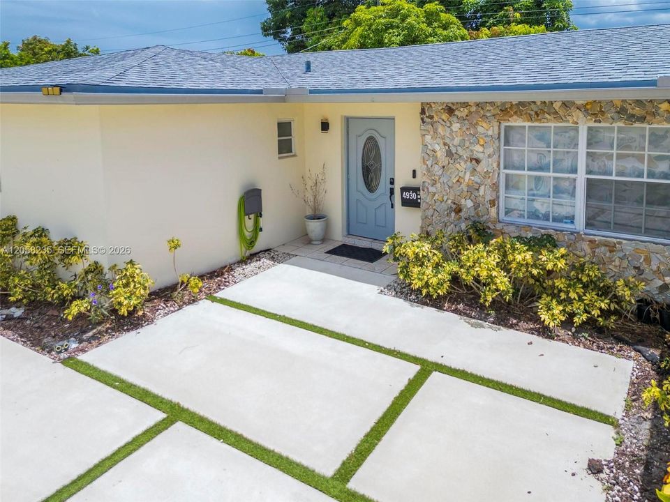 For Rent: $3,999 (4 beds, 2 baths, 1820 Square Feet)