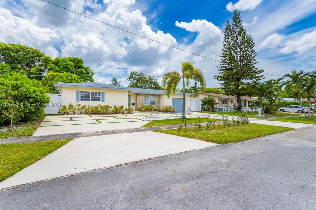 For Rent: $3,999 (4 beds, 2 baths, 1820 Square Feet)