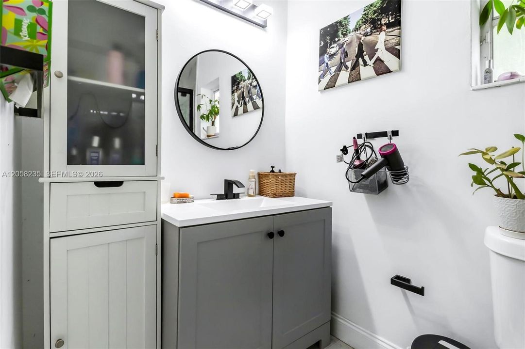For Rent: $3,999 (4 beds, 2 baths, 1820 Square Feet)