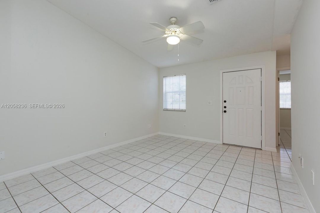 For Rent: $2,400 (2 beds, 2 baths, 927 Square Feet)