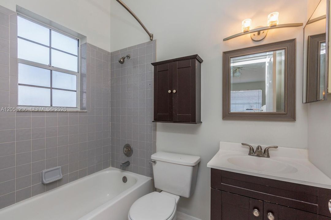 For Rent: $2,400 (2 beds, 2 baths, 927 Square Feet)