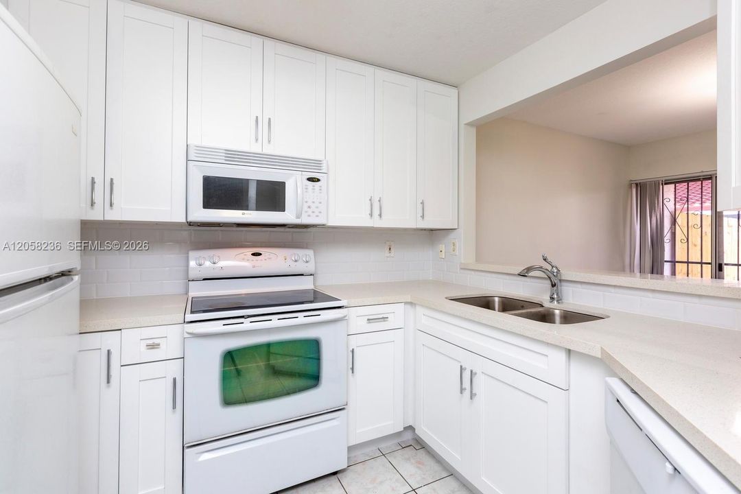 For Rent: $2,400 (2 beds, 2 baths, 927 Square Feet)