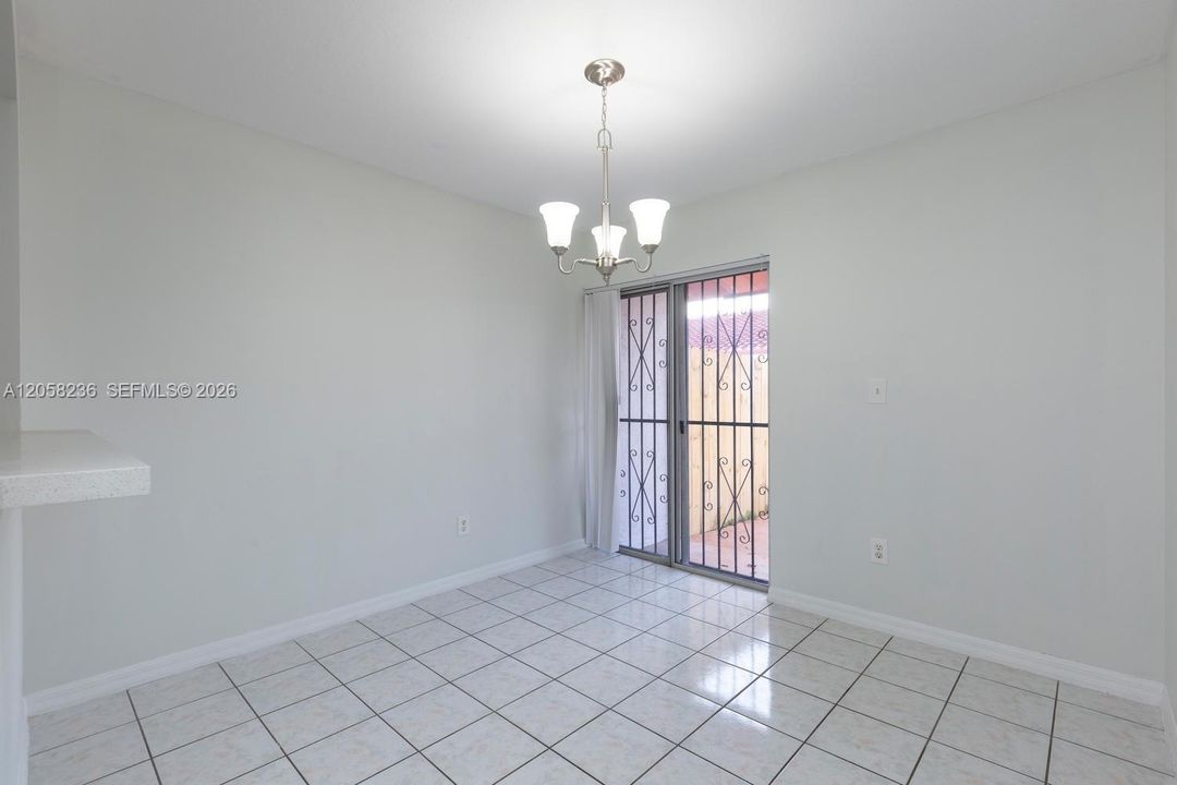 For Rent: $2,400 (2 beds, 2 baths, 927 Square Feet)
