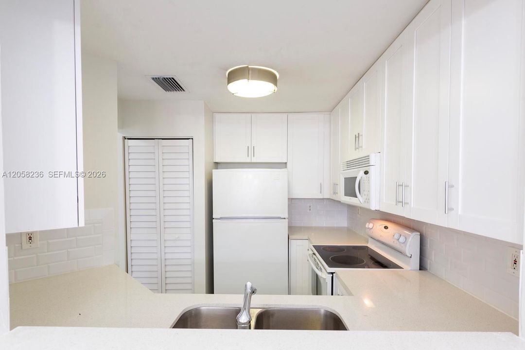 For Rent: $2,400 (2 beds, 2 baths, 927 Square Feet)