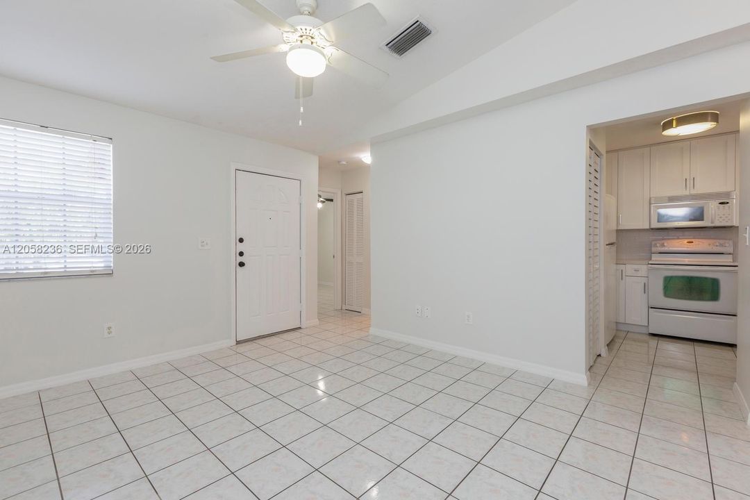 For Rent: $2,400 (2 beds, 2 baths, 927 Square Feet)