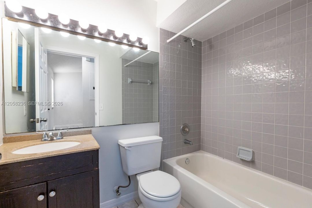 For Rent: $2,400 (2 beds, 2 baths, 927 Square Feet)