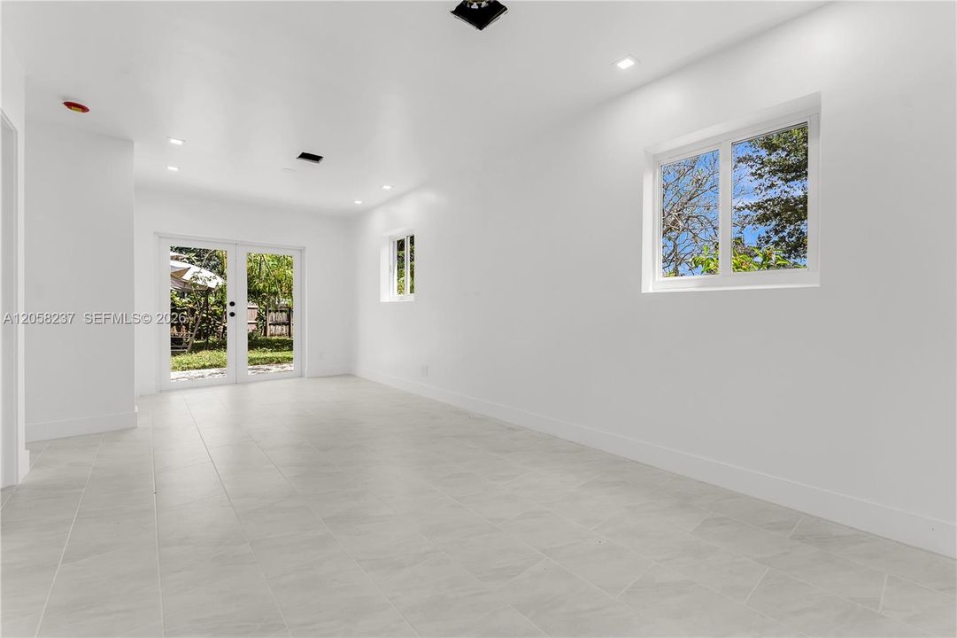 En Venta: $575,000 (2 camas, 2 baños, 1150 Pies cuadrados)