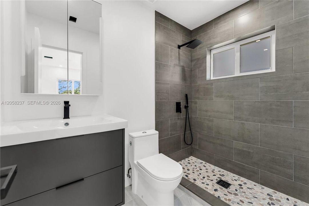 En Venta: $575,000 (2 camas, 2 baños, 1150 Pies cuadrados)