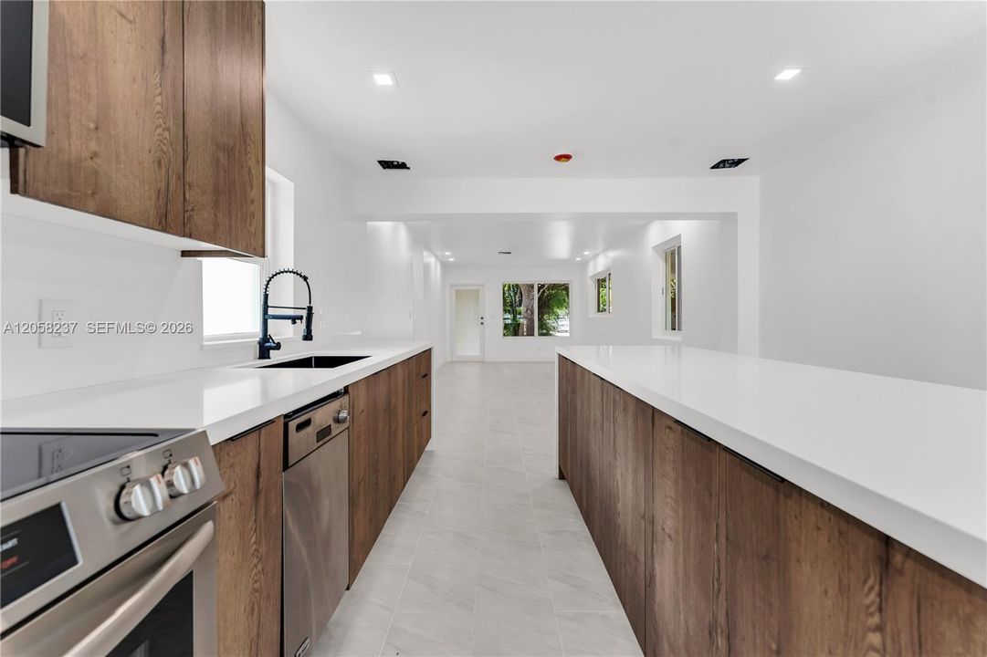En Venta: $575,000 (2 camas, 2 baños, 1150 Pies cuadrados)