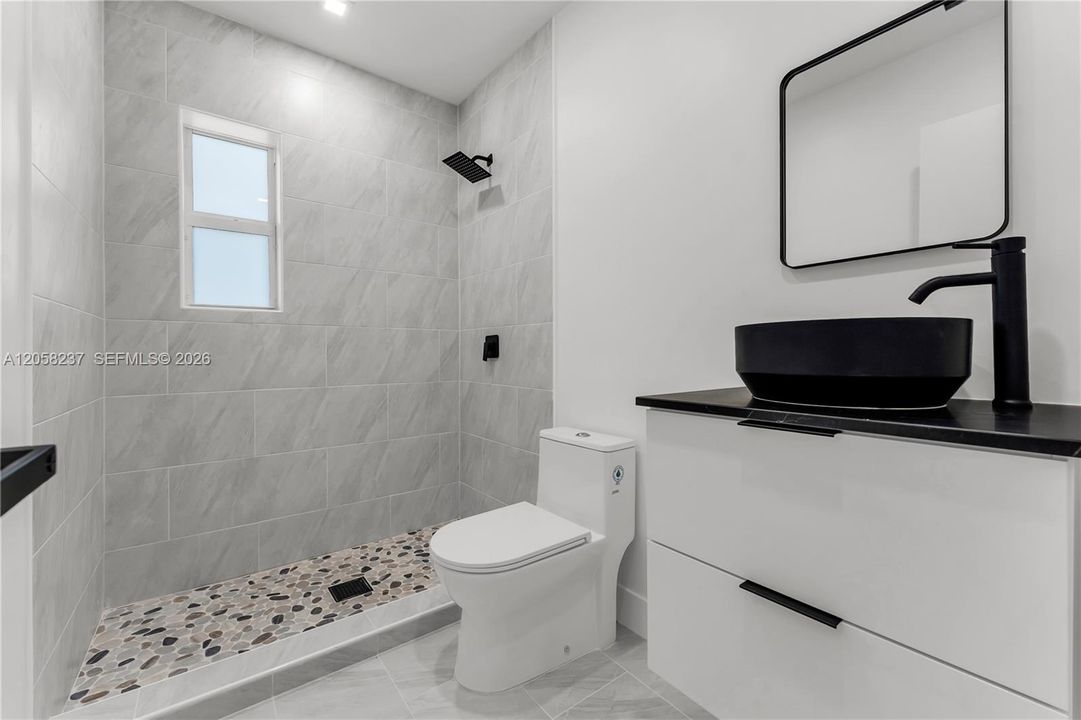 En Venta: $575,000 (2 camas, 2 baños, 1150 Pies cuadrados)