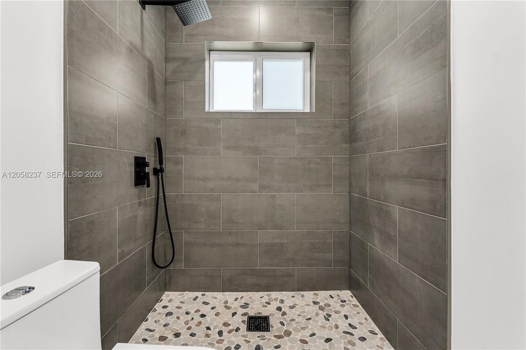 En Venta: $575,000 (2 camas, 2 baños, 1150 Pies cuadrados)