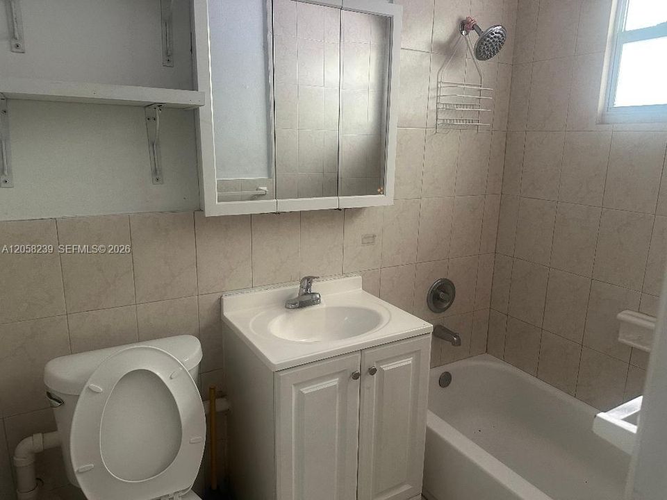 For Rent: $2,200 (2 beds, 1 baths, 3849 Square Feet)