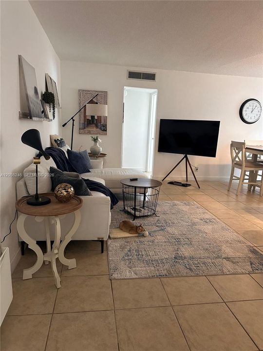 For Rent: $1,750 (1 beds, 1 baths, 645 Square Feet)