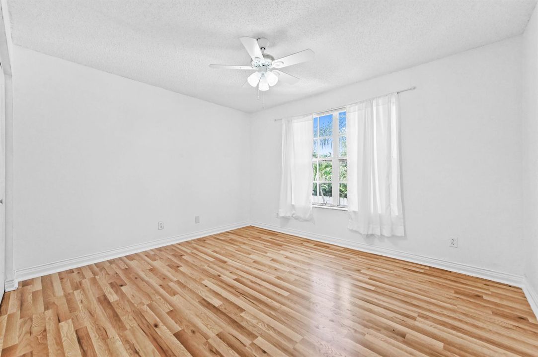 27 Bedroom 05