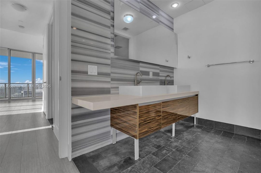 В аренду: $8,000 (2 спален, 2 ванн, 1647 Квадратных фут)