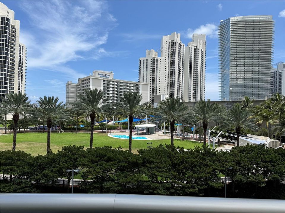 For Rent: $2,500 (1 beds, 1 baths, 1005 Square Feet)