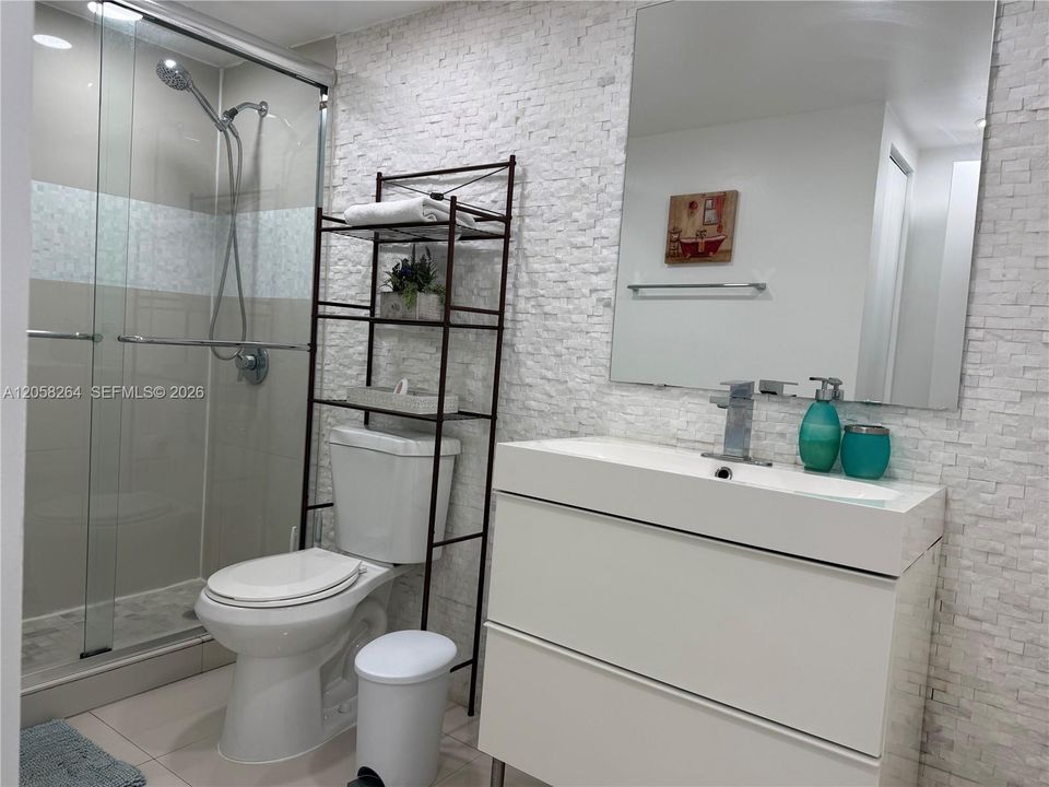 For Rent: $2,500 (1 beds, 1 baths, 1005 Square Feet)