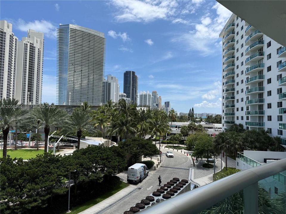 For Rent: $2,500 (1 beds, 1 baths, 1005 Square Feet)