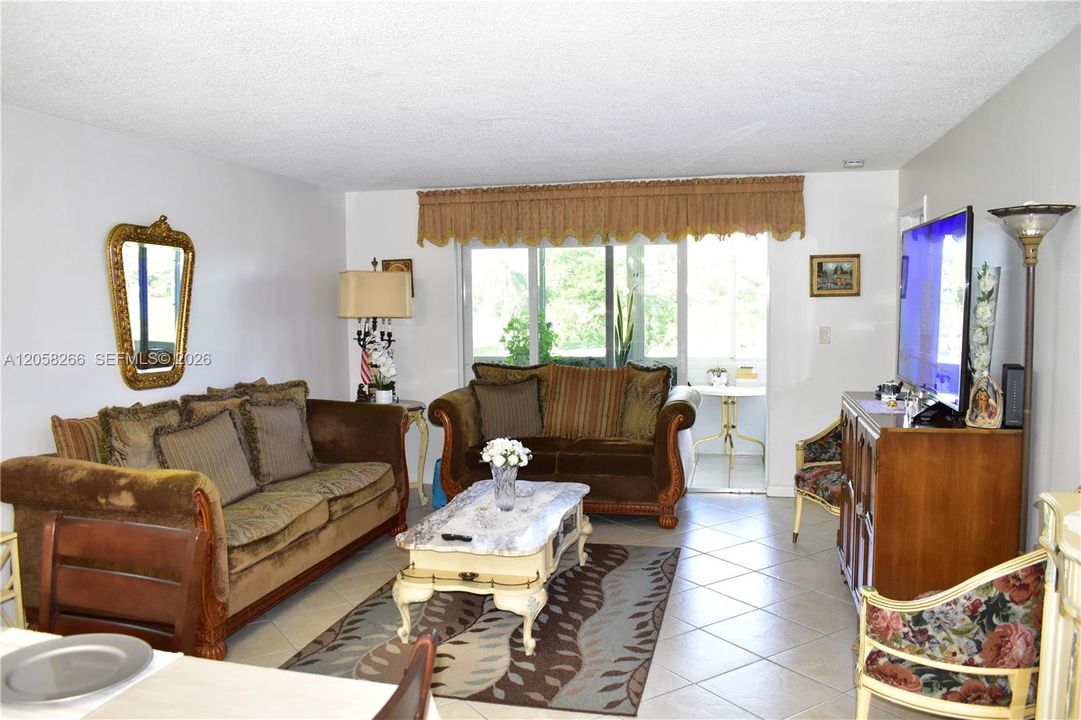 На продажу: $129,900 (2 спален, 2 ванн, 1041 Квадратных фут)