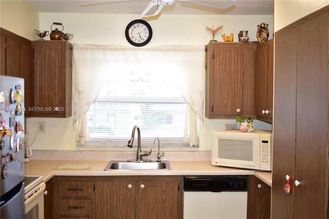 На продажу: $129,900 (2 спален, 2 ванн, 1041 Квадратных фут)