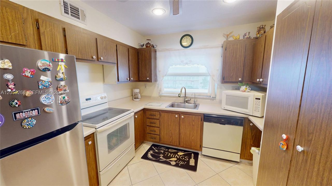 На продажу: $129,900 (2 спален, 2 ванн, 1041 Квадратных фут)