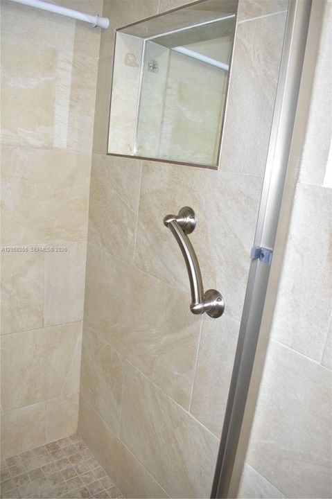 На продажу: $129,900 (2 спален, 2 ванн, 1041 Квадратных фут)