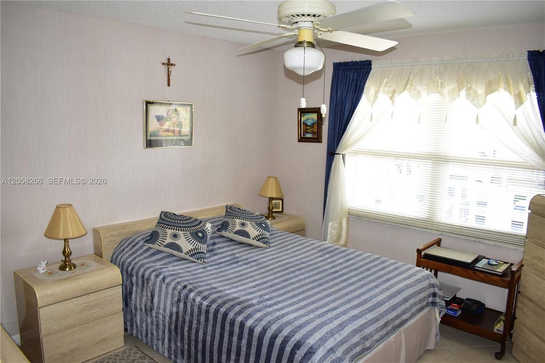 На продажу: $129,900 (2 спален, 2 ванн, 1041 Квадратных фут)
