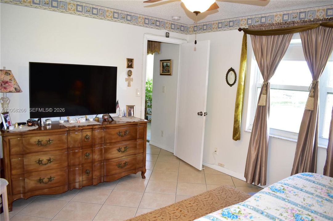 На продажу: $129,900 (2 спален, 2 ванн, 1041 Квадратных фут)