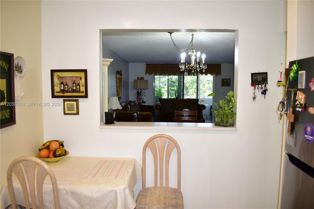 eat-in kitchen